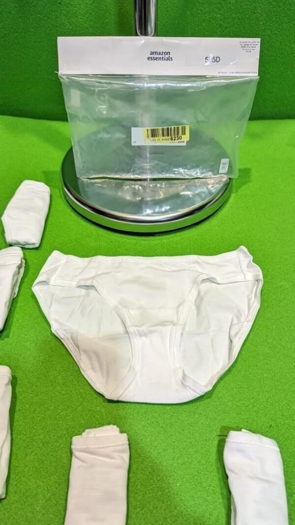 Ropa interior blanca sobre fondo verde.