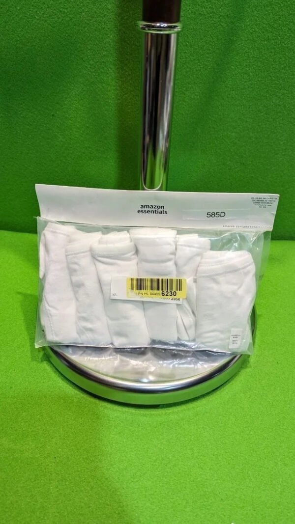 Juego de calcetines blancos Amazon Essentials en paquete.