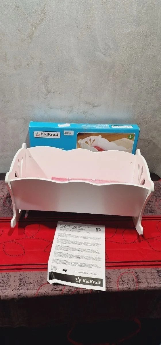 KidKraft- Cuna de madera de juguete con ropa de cama rosa