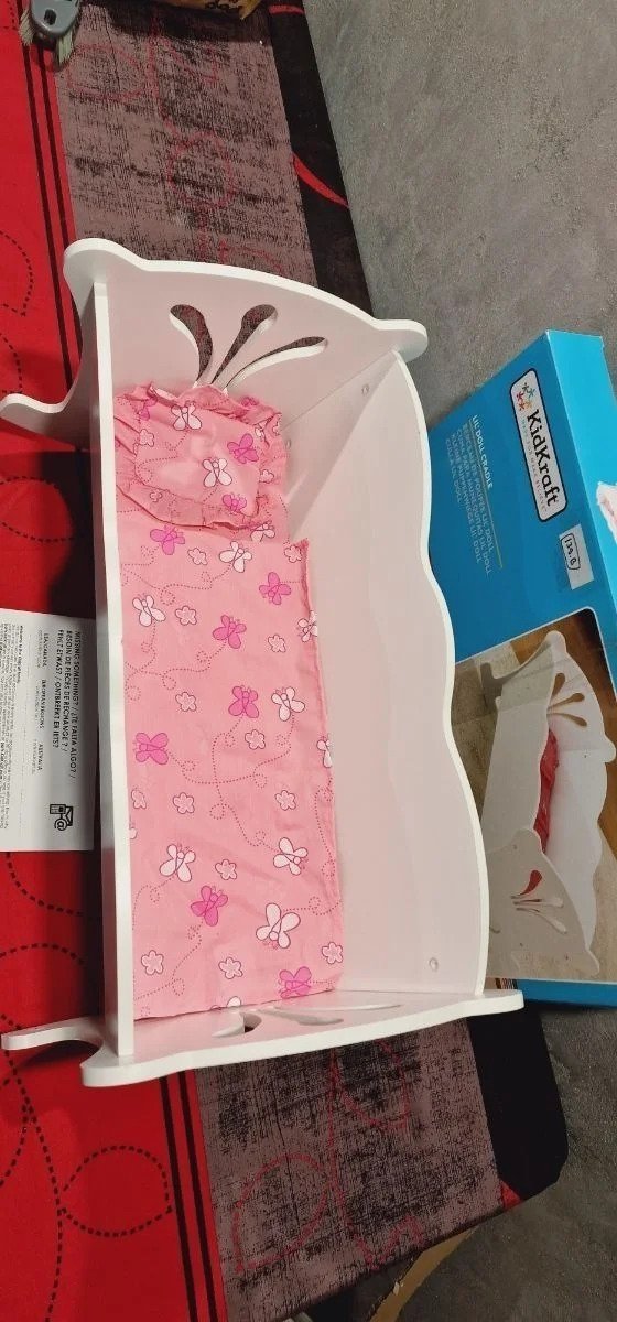 KidKraft- Cuna de madera de juguete con ropa de cama rosa