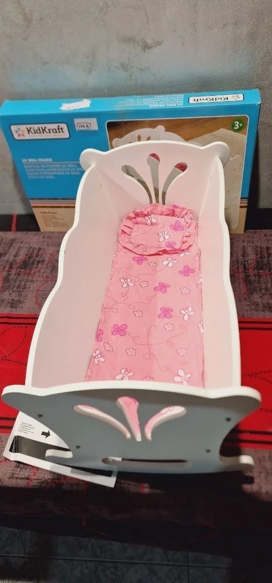 KidKraft- Cuna de madera de juguete con ropa de cama rosa