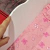 KidKraft- Cuna de madera de juguete con ropa de cama rosa