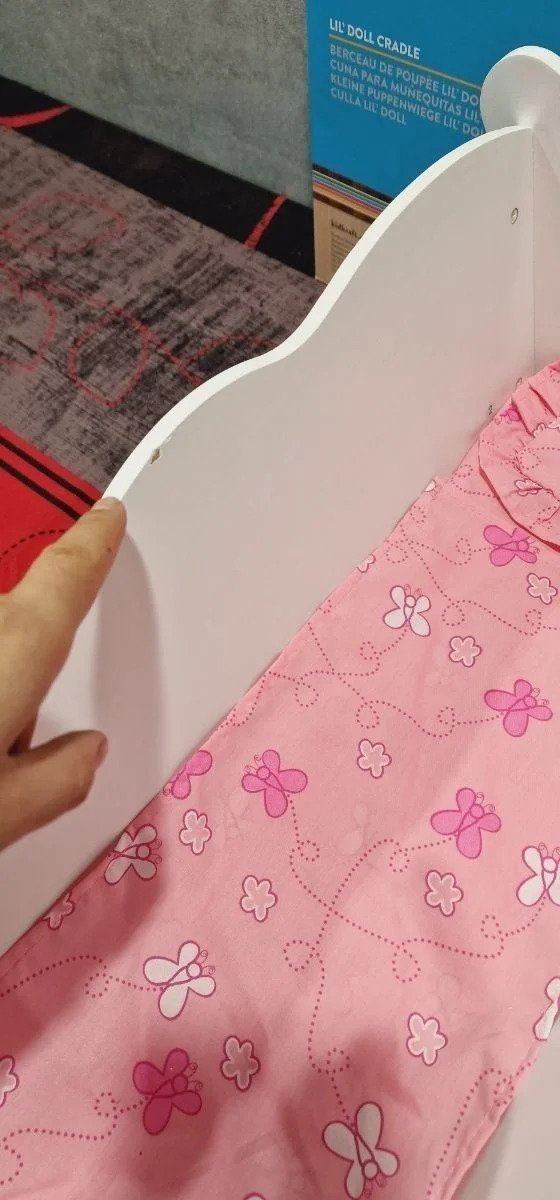 KidKraft- Cuna de madera de juguete con ropa de cama rosa