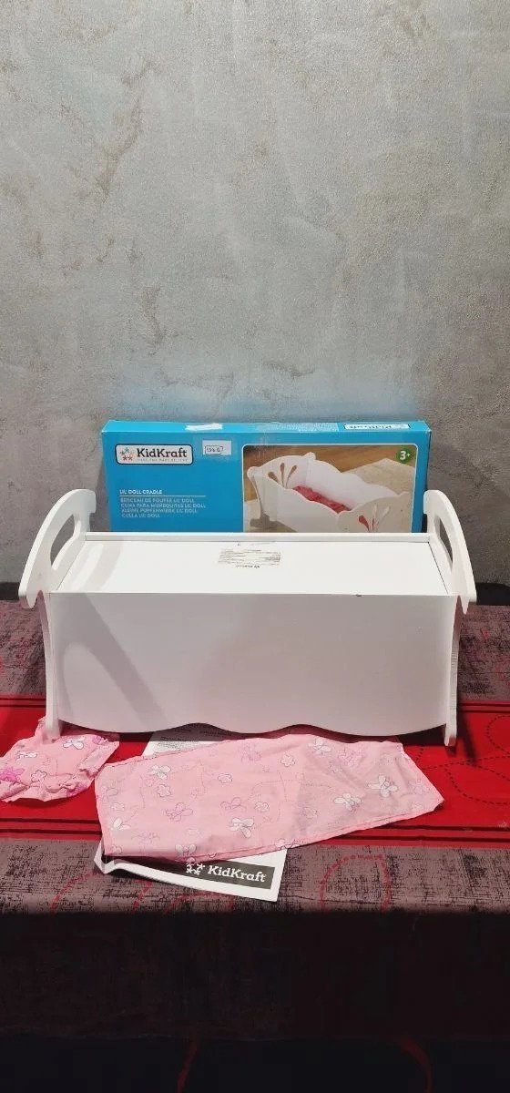 KidKraft- Cuna de madera de juguete con ropa de cama rosa