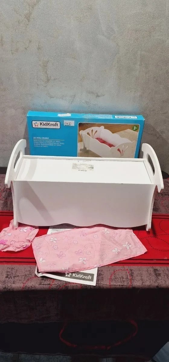 KidKraft- Cuna de madera de juguete con ropa de cama rosa