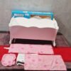 KidKraft- Cuna de madera de juguete con ropa de cama rosa
