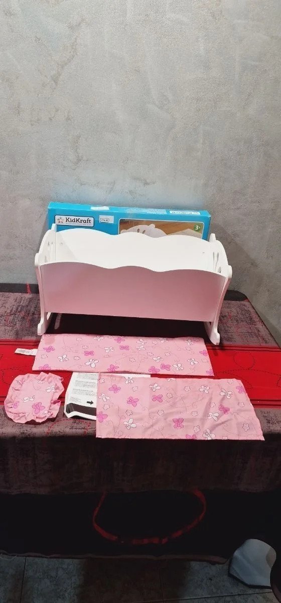 KidKraft- Cuna de madera de juguete con ropa de cama rosa