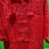 Camisa roja de lino con botones en percha.