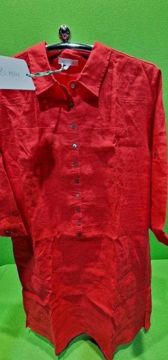 Camisa roja de lino con botones en percha.