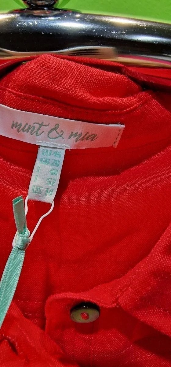 Etiqueta roja de marca Mint & Mia