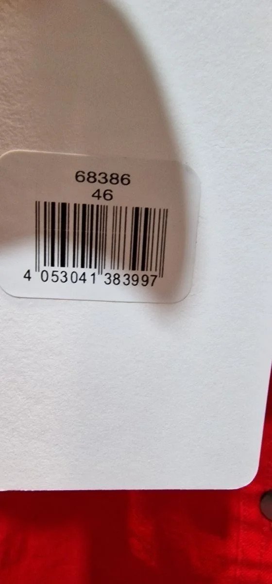 Etiqueta con código de barras y número de serie.