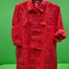 Camisa roja de manga larga en percha.