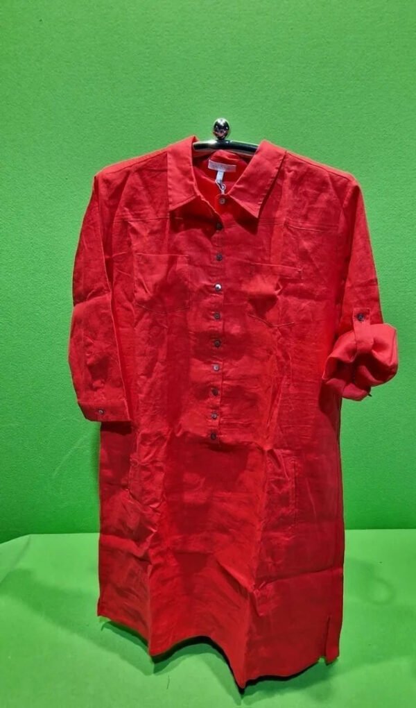 Camisa roja de manga larga en percha.