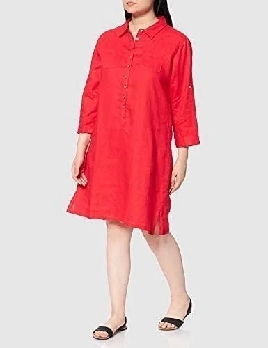 Mujer con vestido rojo de manga larga.