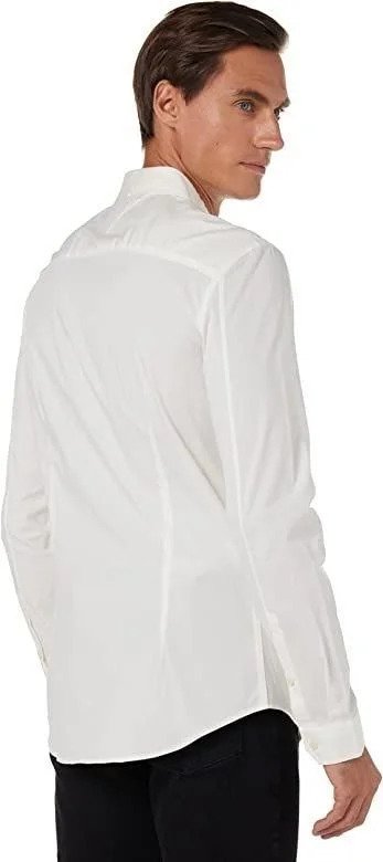 Hombre con camisa blanca de espaldas