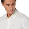 Hombre con camisa blanca formal