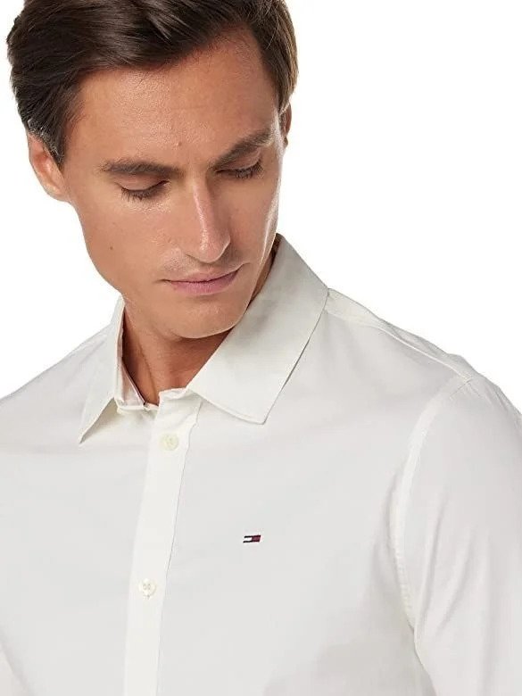 Hombre con camisa blanca formal