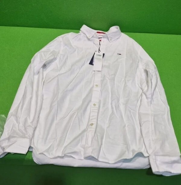 Camisa blanca de hombre con etiqueta colgante.