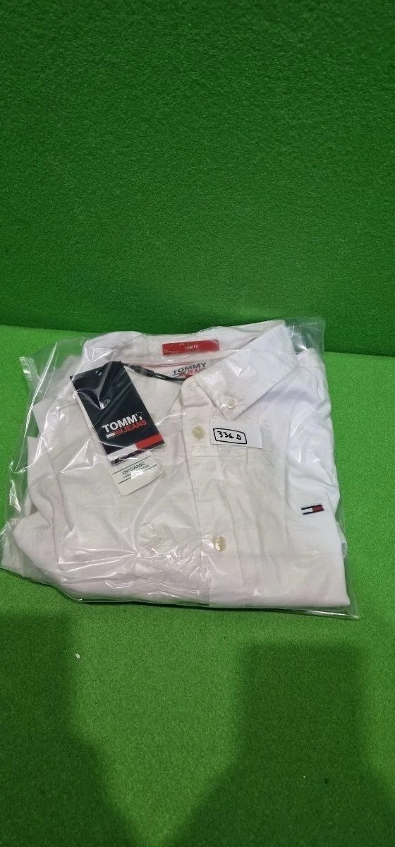 Camisa blanca empaquetada con etiqueta de marca.
