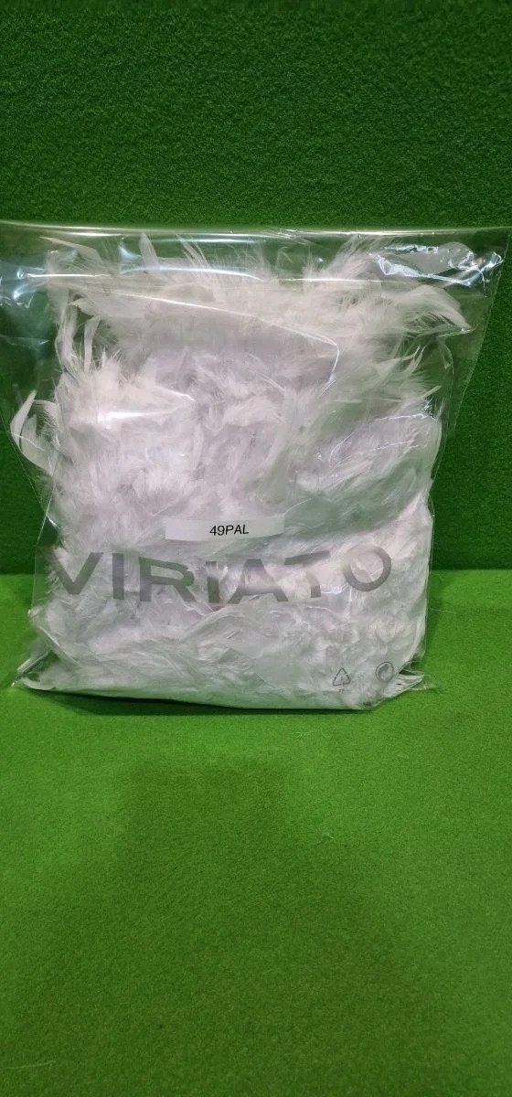 Boa de plumas blancas