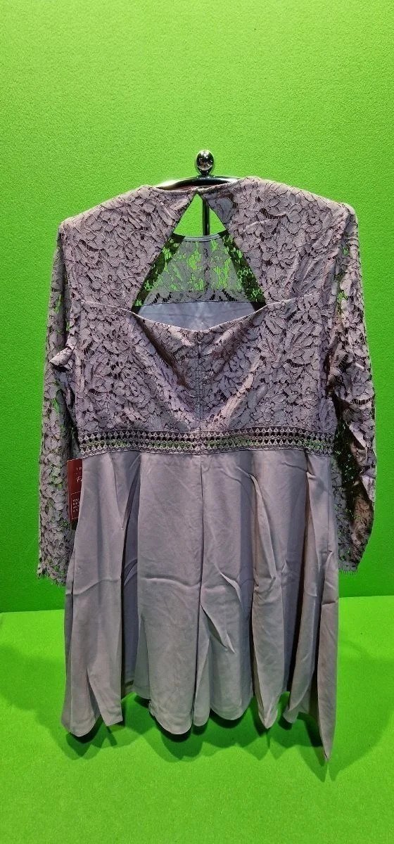 Vestido gris de encaje con mangas largas.