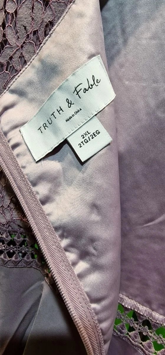 Etiqueta de chaqueta Truth & Fable, talla 2XL.