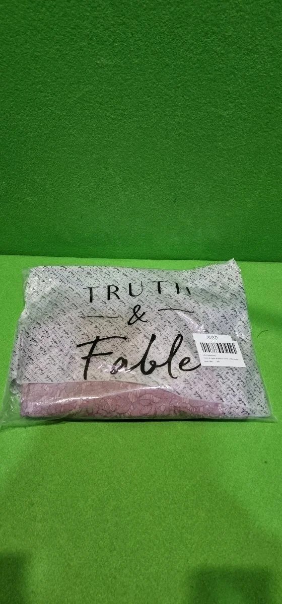 Paquete de ropa Truth & Fable en plástico