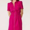 i5400926553.webp Vestido rosa con cremallera frontal visible.