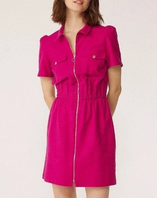 i5400926553.webp Vestido rosa con cremallera frontal visible.