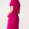 i5400926601.webp Mujer con vestido fucsia de espalda