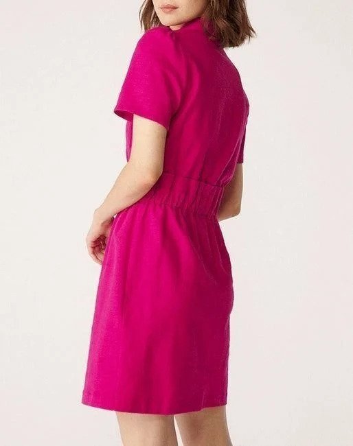 i5400926601.webp Mujer con vestido fucsia de espalda