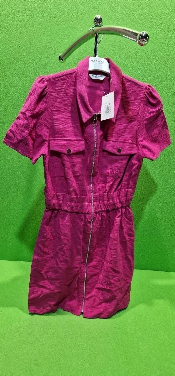 i5400926612.webp Vestido rosa con cremallera y bolsillos en exhibición.