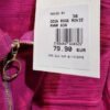i5400926629.webp Etiqueta en chaqueta rosa con precio y talla.