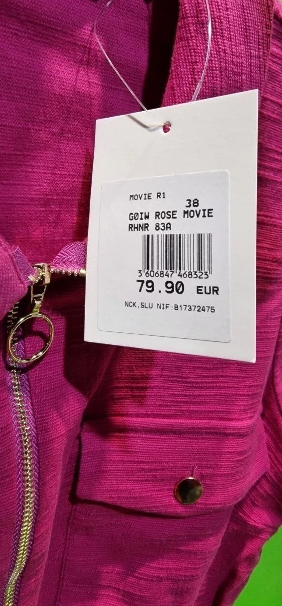 i5400926629.webp Etiqueta en chaqueta rosa con precio y talla.