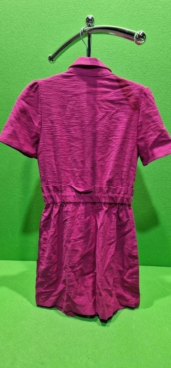 i5400926701.webp Vestido fucsia con cinturón, fondo verde.
