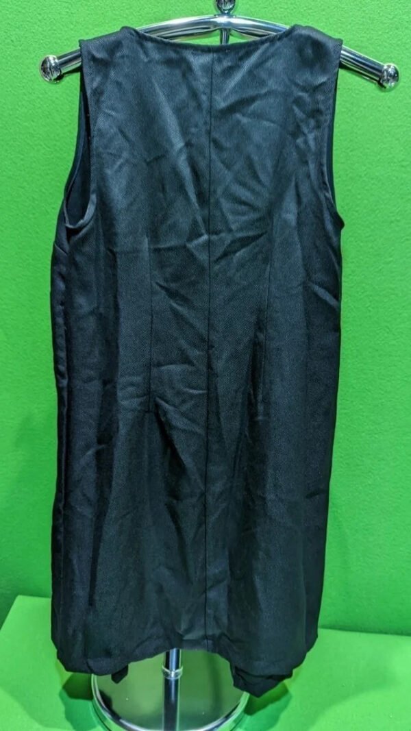 Chaleco negro colgado en un perchero.