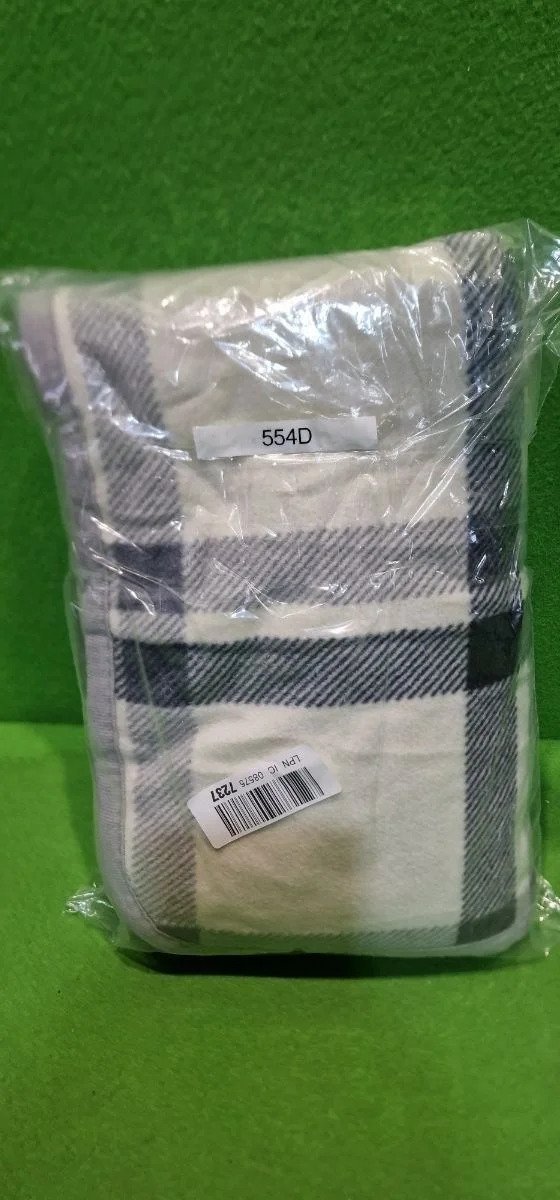 Manta a cuadros grises y blancos empaquetada