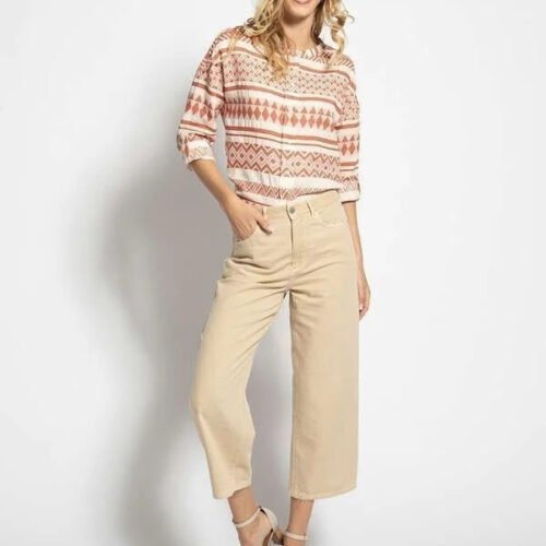 Mujer con ropa casual de estampado geométrico beige