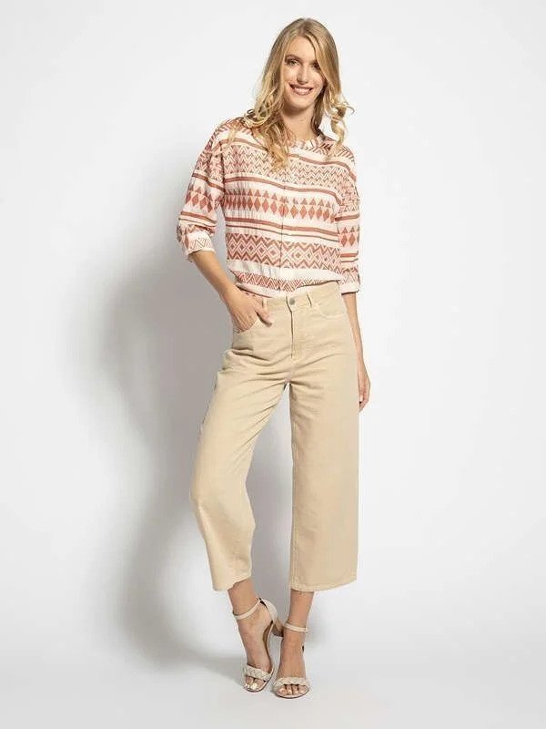 Mujer con ropa casual de estampado geométrico beige