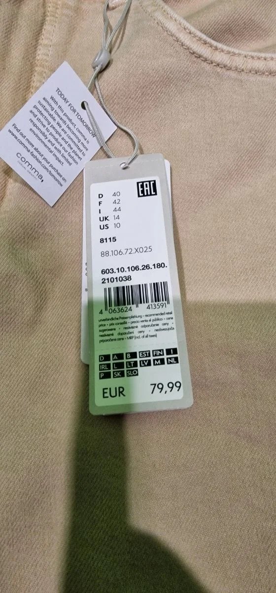 Etiqueta de precio de ropa, 79,99 euros.