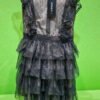 Vestido de encaje negro en maniquí verde