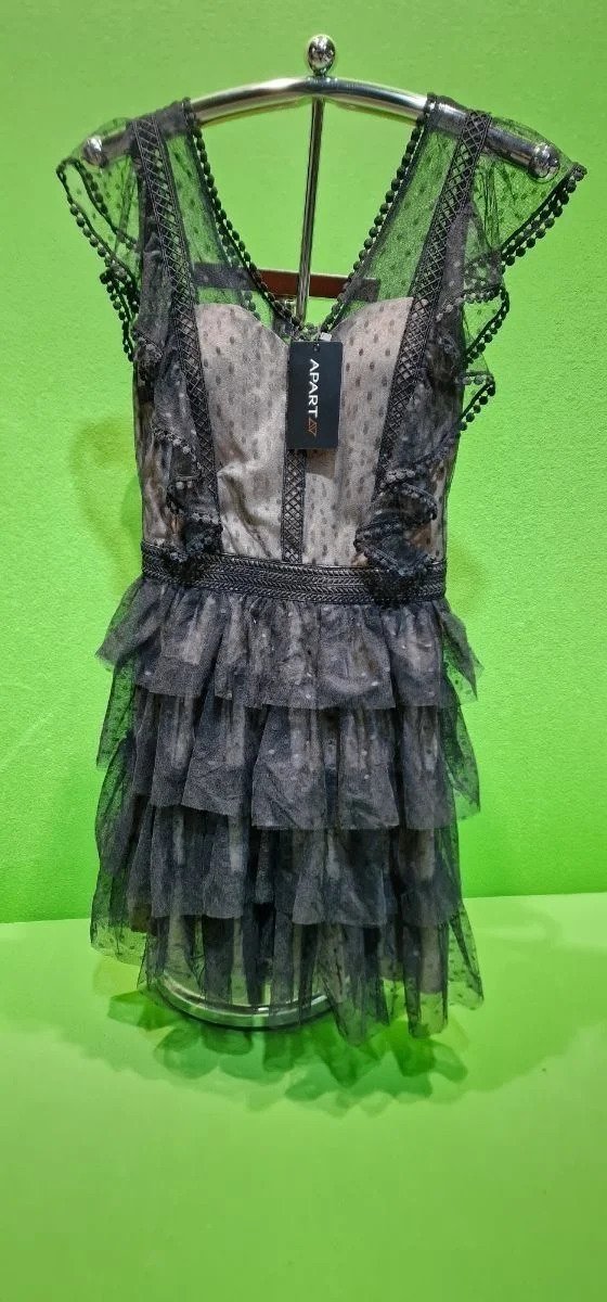 Vestido de encaje negro en maniquí verde