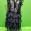 Vestido elegante negro con volantes y encaje.