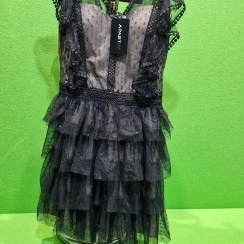 Vestido elegante negro con volantes y encaje.