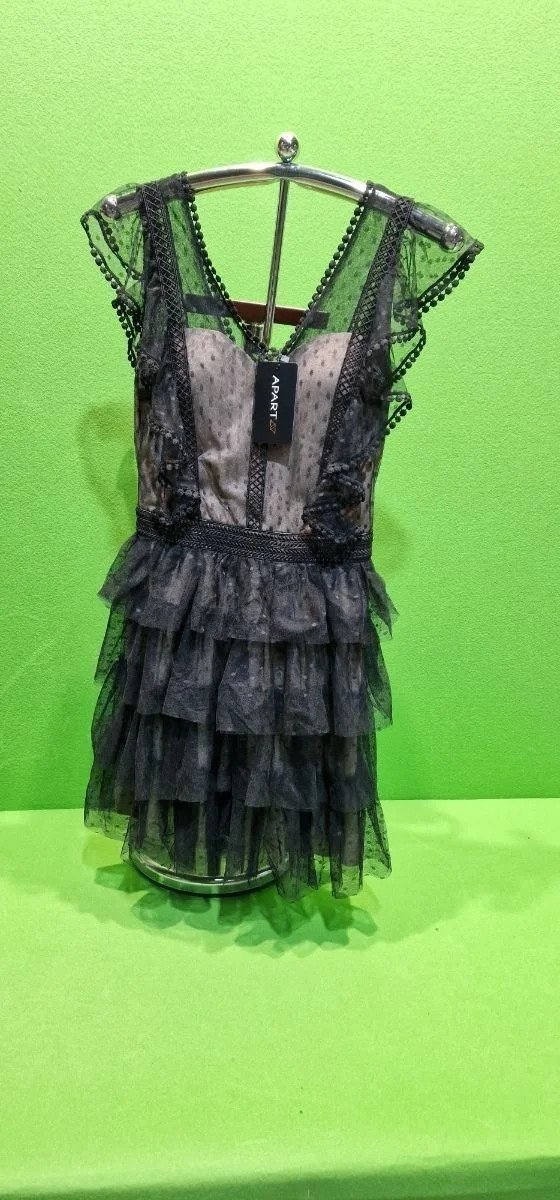 Vestido elegante negro con volantes y encaje.