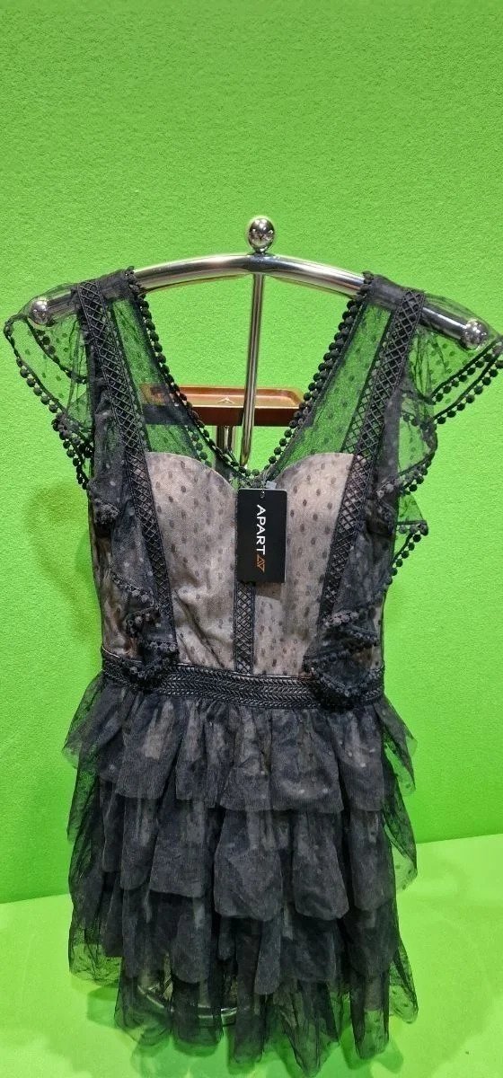 Vestido negro de encaje con tirantes en perchas.