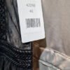 Etiqueta de ropa con talla y código de barras.