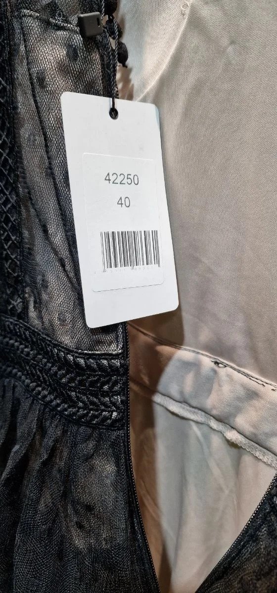 Etiqueta de ropa con talla y código de barras.