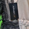 Etiqueta en vestido negro marca Apart.