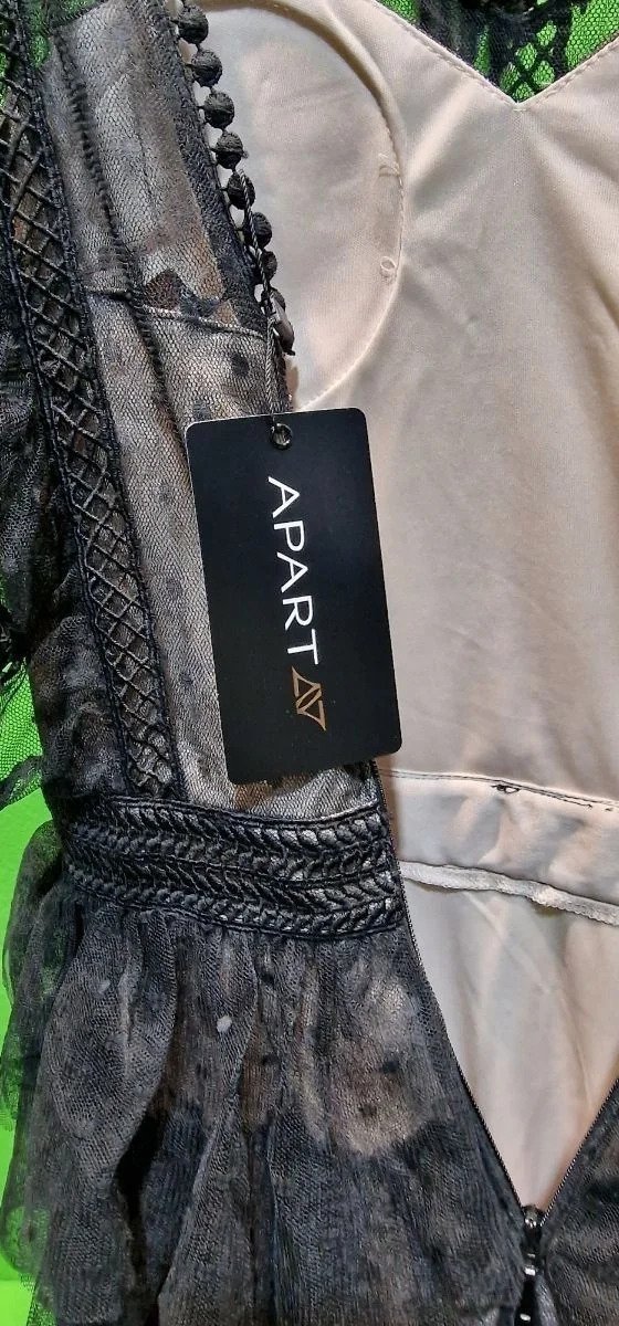 Etiqueta en vestido negro marca Apart.